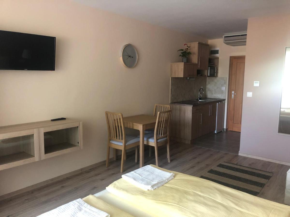 Castellum Apartmanhaz 久洛 外观 照片