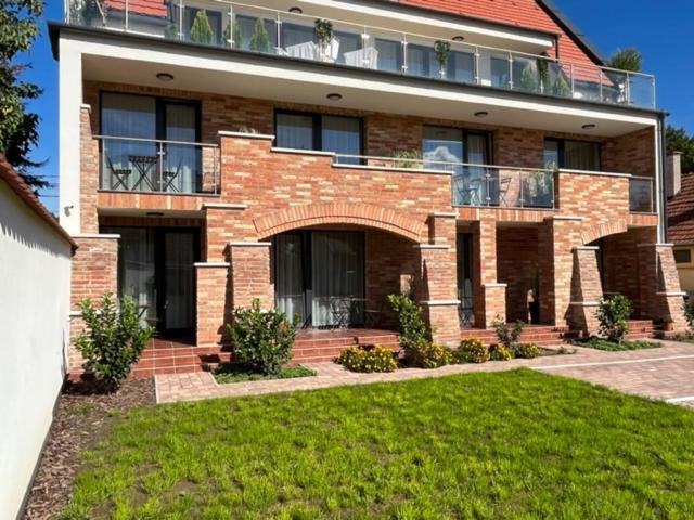 Castellum Apartmanhaz 久洛 外观 照片