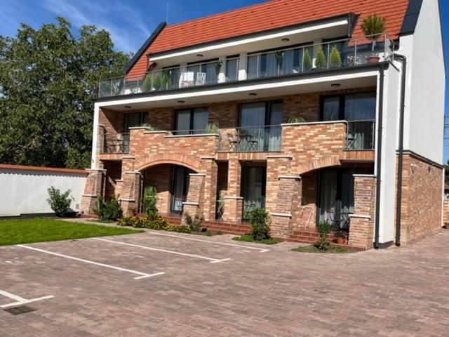 Castellum Apartmanhaz 久洛 外观 照片