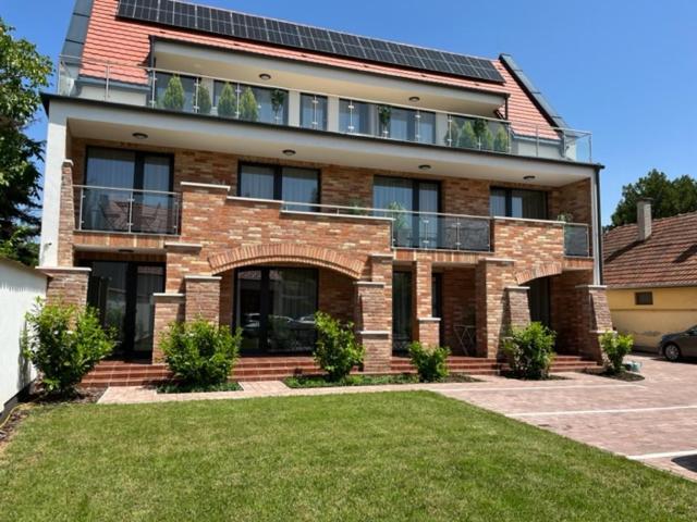 Castellum Apartmanhaz 久洛 外观 照片
