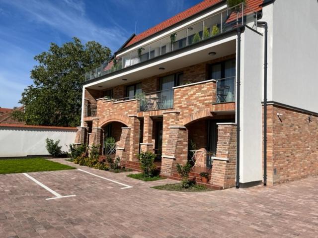 Castellum Apartmanhaz 久洛 外观 照片